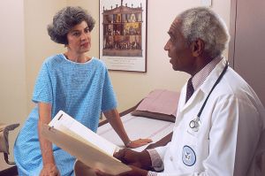 800px-Doctor_consults_with_patient_(7) (1)