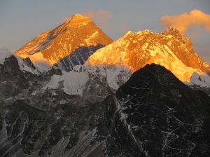 1024px-Alpenglow_on_Everest